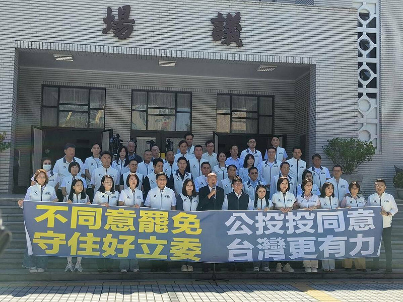 立法院長韓國瑜率全體國民黨立委於議場前喊話。   圖：國民黨立法院黨團/提供