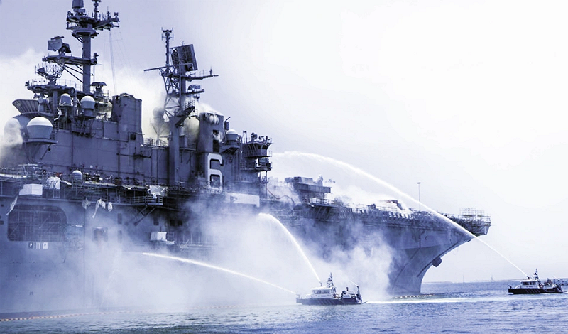 隸屬美國海軍第七艦隊的「紐奧爾良號」兩棲船塢登陸艦前（20）日在停泊期間發生火災。   圖：翻攝自 美國海軍
