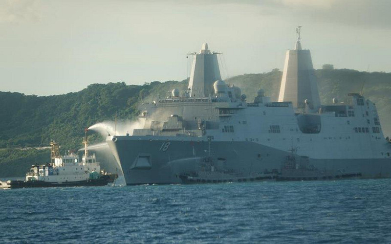  隸屬美國海軍第七艦隊的「紐奧爾良號」兩棲船塢登陸艦前（20）日在停泊期間發生火災。 圖：翻攝自 X @DefenceScope 