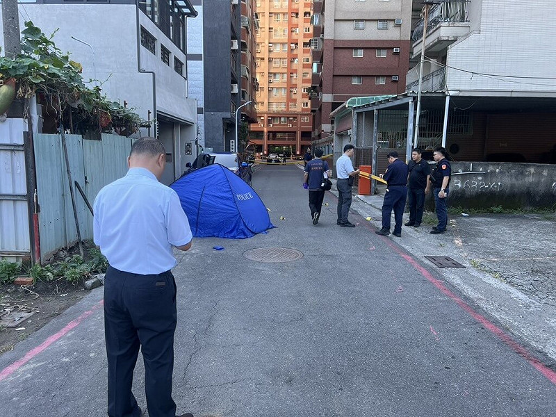身背竊盜和詐欺通緝的羅姓男子22日上午在高雄左營住處附近遭不明人士當街射殺，警方初判為債務糾紛結怨，正全力緝兇中。（高市左營警分局提供）中央社記者洪學廣傳真  114年8月22日   