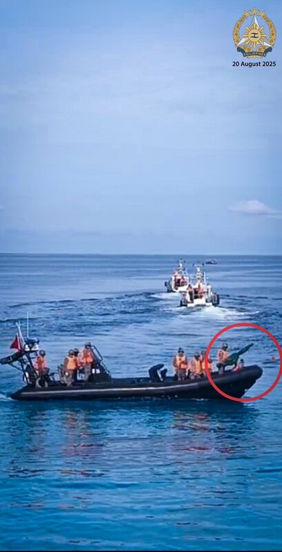 菲律賓武裝部隊指控中國海警集結20船、2飛行器在仁愛暗沙海域進行水砲攻擊演練。其中小艇上載有重型機槍。 圖:翻攝「X」@TeamAFP