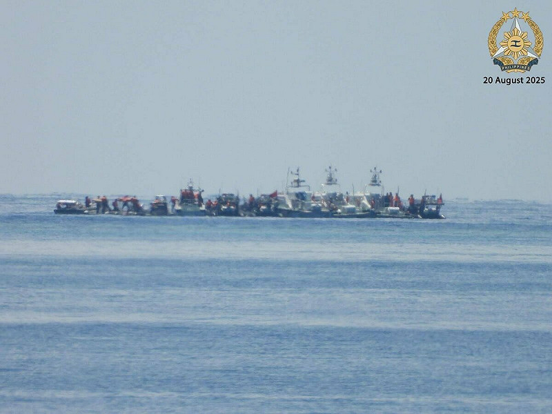 菲律賓武裝部隊指控中國海警集結20船、2飛行器在仁愛暗沙海域進行水砲攻擊演練。約9艘海上民兵船協同。 圖:翻攝「X」@TeamAFP
