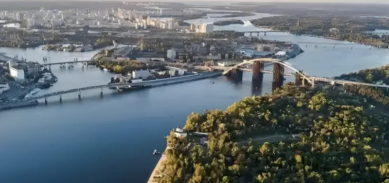  連接赫爾松市與科拉貝爾島的戰略大橋依舊屹立於第聶伯河上。 圖：翻攝自 子桑鷹脈 