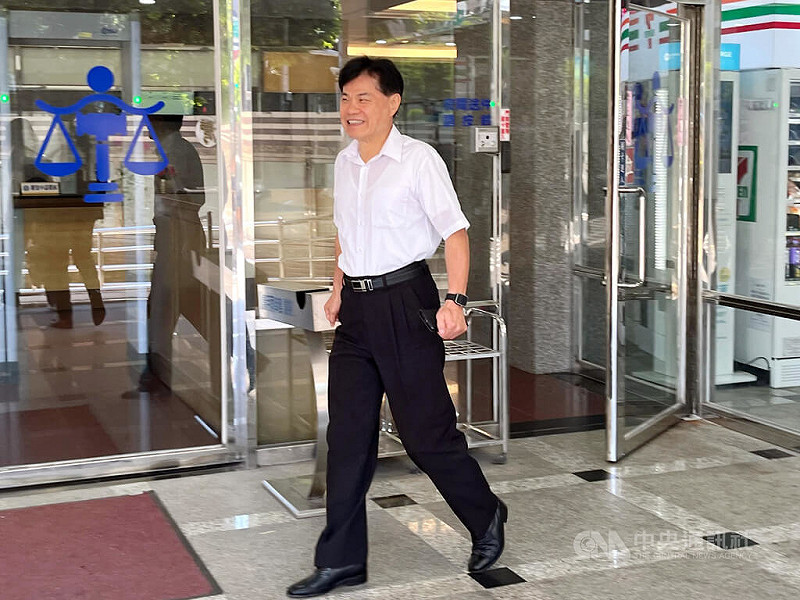 新北檢偵辦民進黨立委蘇巧慧、張宏陸及李坤城罷免提議涉偽造案，6月間起訴31人。新北地方法院22日開準備庭，國民黨板橋黨部執行長謝慶認（圖）在庭上坦承犯行，庭後快步離去。中央社記者趙敏雅攝　114年8月22日   