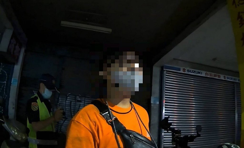 台南市29歲陳姓男子22日凌晨和友人騎車雙載出門卻發生車禍，警員到場處理發現陳男神情有異，查證身分才知是陳男遭6縣市檢院通緝，當場被逮解送歸案。（台南市警局提供）中央社記者張榮祥台南傳真  114年8月22日   