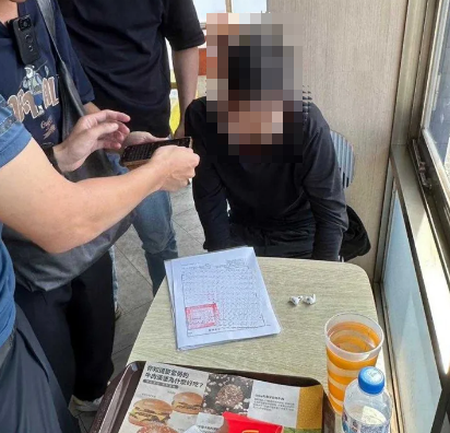 楊男最終被警方在台南一間連鎖速食店查獲，當時楊男已花光贓款，僅靠薯條和飲料果腹，身上僅剩18元。   圖：警方提供