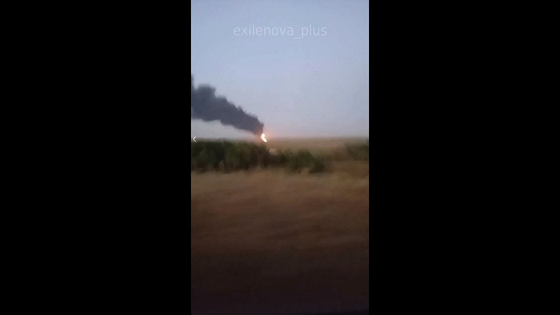 近期烏軍持續對俄羅斯的能源、軍事目標發動打擊,先前遭烏軍無人機襲擊並發生火災的俄羅斯新沙赫京斯克煉油廠,目前仍在持續燃燒中。 圖:擷取自 @bayraktar_1love X 分享影片