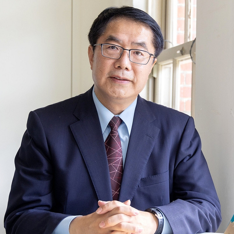 台南連兩日地震，黃偉哲貼文「大家平安」遭誤譯「去死」引熱議，今再震發文提醒安全並自嘲請網友幫忙看翻譯。   圖：翻攝自黃偉哲 臉書專頁