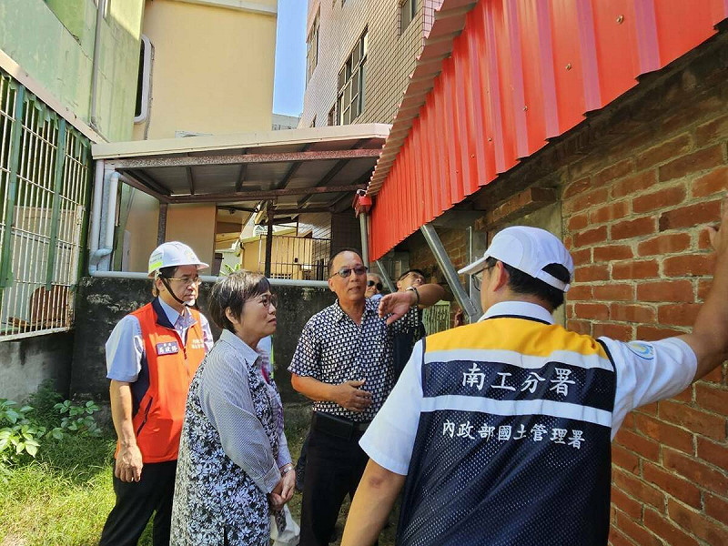 內政部長劉世芳今（22）日前往佳里關心民宅復原進度及慰勉工作人員。   圖：內政部提供