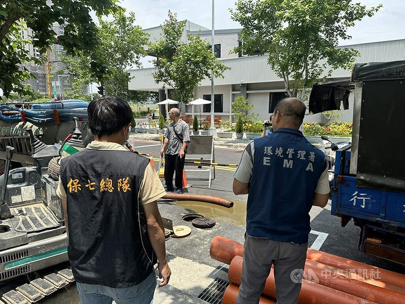 蘇姓與吳姓男子分別經營環保科技公司與清潔衛生行，為節省進廠處理廢棄物應繳納的處理費，與承攬污水下水道工程的業者勾結，藉此違法棄置污水廢棄物逾1000公噸，不法所得總計新台幣517萬餘元。台中地檢署偵辦後，日前將蘇男等人起訴。（翻攝照片）中央社記者蘇木春傳真  114年8月22日   