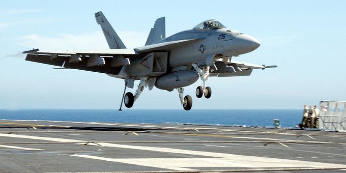 一架 F/A-18「超級大黃蜂」降落在航母上。 圖 : 翻攝自 X