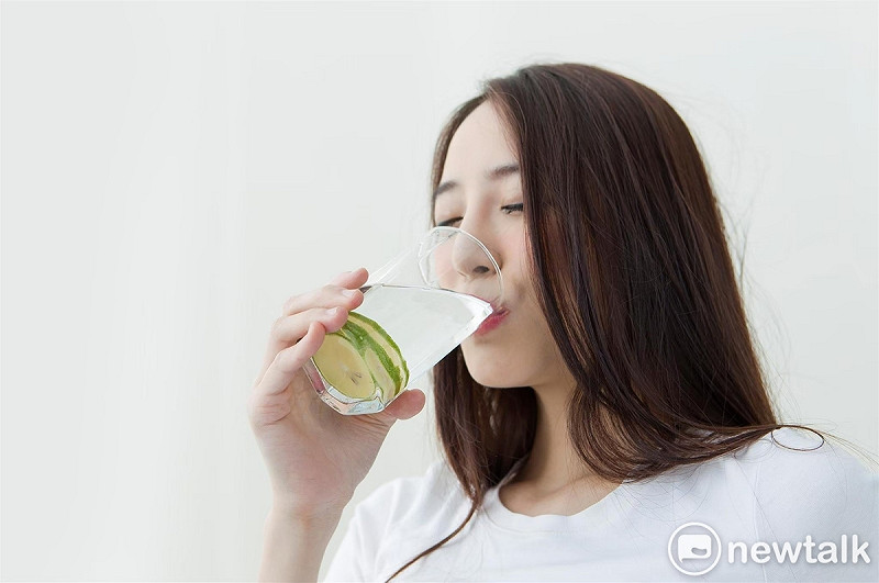 不可等到口渴才補充水分，養成隨時喝水的好習慣，才能避免中暑。(示意圖)   圖：新頭殻資料照