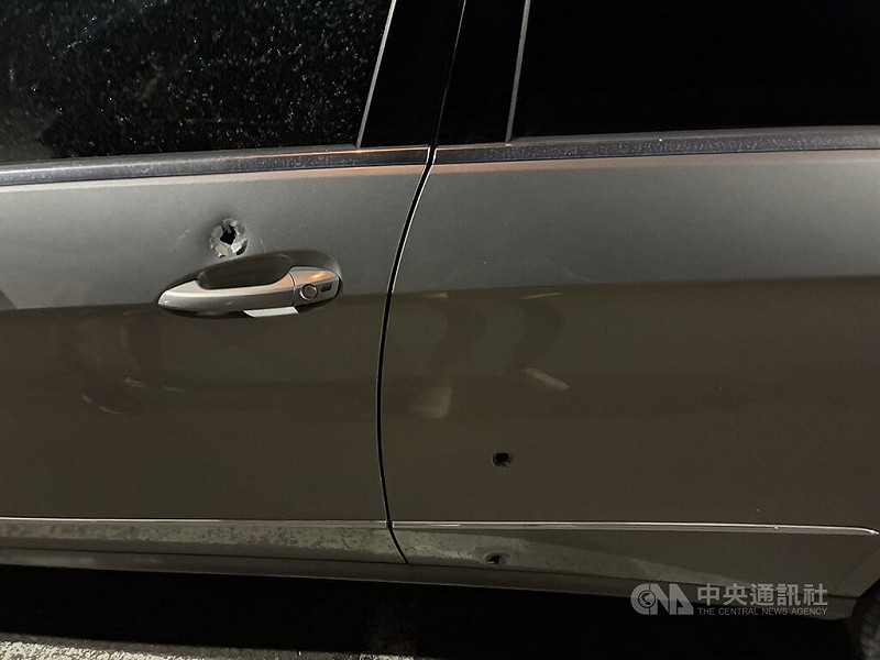 新北市蘆洲區某停車場日前發生槍擊案，造成被害人車輛多處彈孔，警方已鎖定槍手身分，全力追緝。（翻攝照片）中央社記者王鴻國傳真　114年8月22日   
