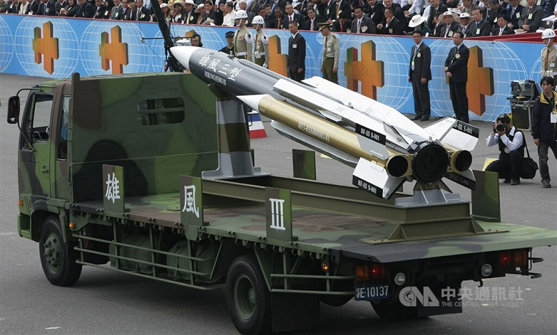 時任空軍作戰指揮部攔截管制官許展誠遭退役飛官史濬程吸收，涉嫌將雄三飛彈軍事資料洩露給中共。圖為雄風三型飛彈。（中央社檔案照片）   