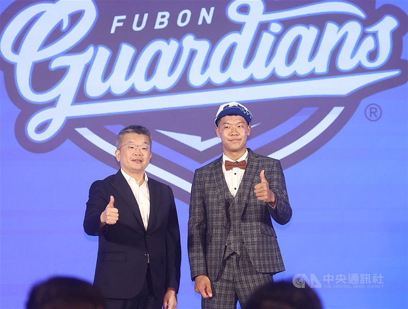 中華職棒富邦悍將22日宣布完成季中選秀會的球員簽約作業，首輪新秀張育豪（右）以簽約金新台幣560萬元、合約總計740萬元的條件加盟。（中央社檔案照片）   