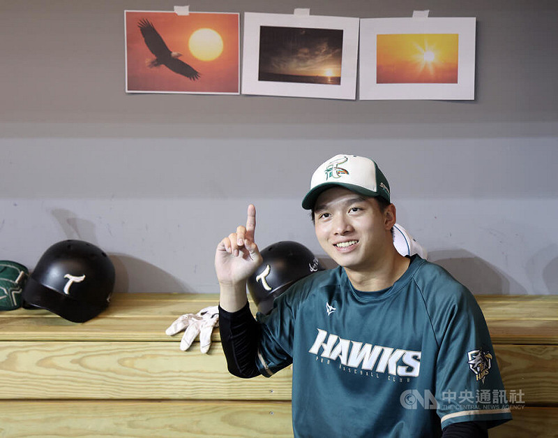 中華職棒台鋼雄鷹隊拚下半季戰績，22日特別把「太陽」請入台北大巨蛋，盼延續近期勝場氣勢。圖為球員曾子祐與休息區中的「太陽」合照。中央社記者張新偉攝　114年8月22日   