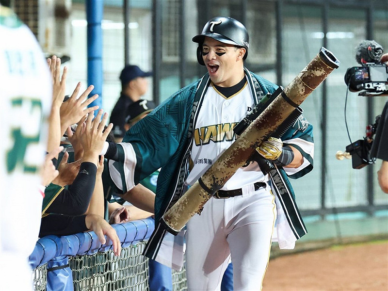 中職台鋼雄鷹隊近期打出4連勝，吳念庭表示，感覺大家變得更會比賽，也有跟著年輕球員一起成長的感覺。（台鋼雄鷹隊提供）   