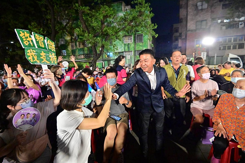 許智傑(中)苓雅市政說明見面會大進場。   圖：許智傑辦公室/提供