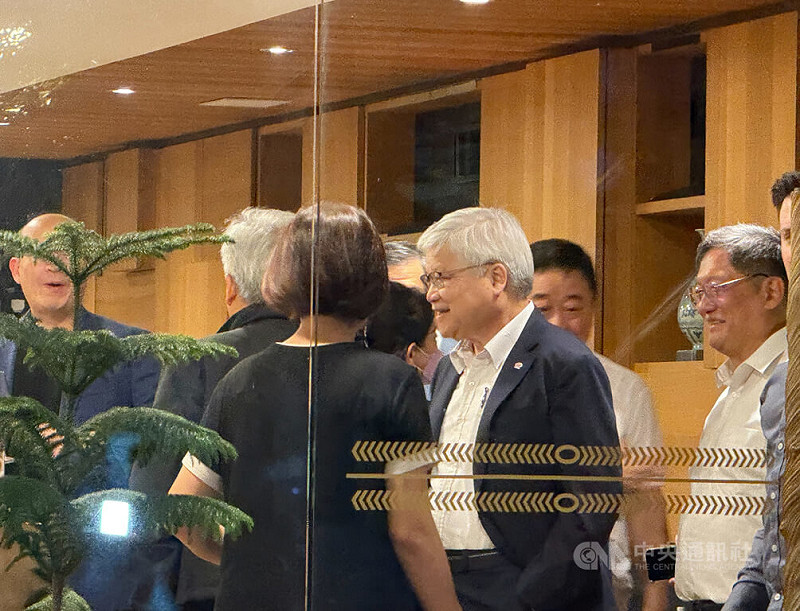 輝達(NVIDIA)執行長黃仁勳(背對鏡頭穿黑外套者)22日快閃來台一天,晚間與台積電董事長暨總裁魏哲家(前排右2)餐敘中央社記者吳家豪攝 114年8月22日 圖:中央社提供
