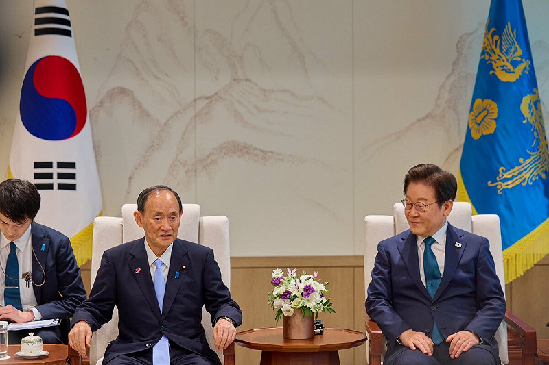 韓國總統李在明（右）上個月接待日本前首相菅義偉（左），聲稱自己重視對日關係   圖：翻攝自李在明的Ｘ