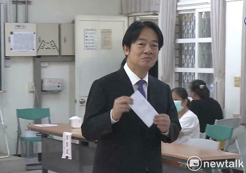 核三重啟公投案今日登場，賴清德總統上午9時25分在台南戶籍地附近的安平國中投開票所完成投票。   圖：黃博郎／攝