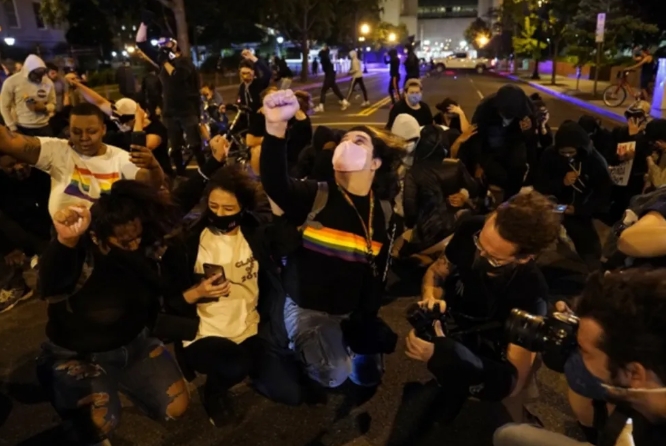 國民衛隊進駐華府市區,引來抗議民眾。 圖 : 翻攝自騰訊新聞/邊解惑