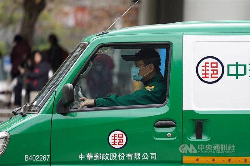 中華郵政115年1月1日起將停止晚間投遞國內普通、限時掛號函件服務（掛號夜投）。（中央社檔案照片）   