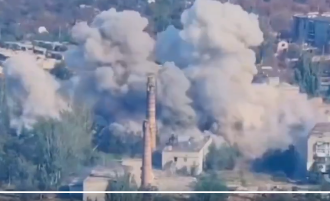 烏克蘭一架 Su-27 在頓涅茨克州出擊,對俄軍指揮所投下兩枚美援 JDAM-ER 精準導引滑翔炸彈。 圖:翻攝自 X @OSINT technical 烏克蘭一架 Su-27 在頓涅茨克州出擊,對俄軍指揮所投下兩枚美援 JDAM-ER 精準導引滑翔炸彈。 圖:翻攝自 X @OSINT technical