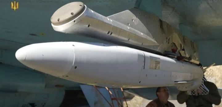 烏克蘭空軍 Su-27 戰機被拍到翼下掛載美國製 ADM-160B「空射誘餌飛彈」(MALD)。 圖:翻攝自 X @Noelreport