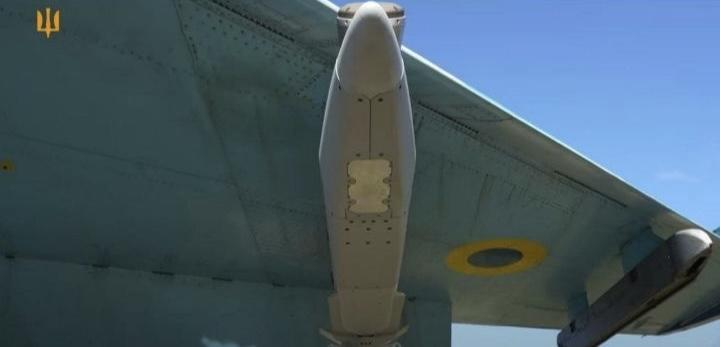 烏克蘭空軍 Su-27 戰機被拍到翼下掛載美國製 ADM-160B「空射誘餌飛彈」(MALD)。 圖:翻攝自 X @Noelreport 烏克蘭空軍 Su-27 戰機被拍到翼下掛載美國製 ADM-160B「空射誘餌飛彈」(MALD)。 圖:翻攝自 X @Noelreport