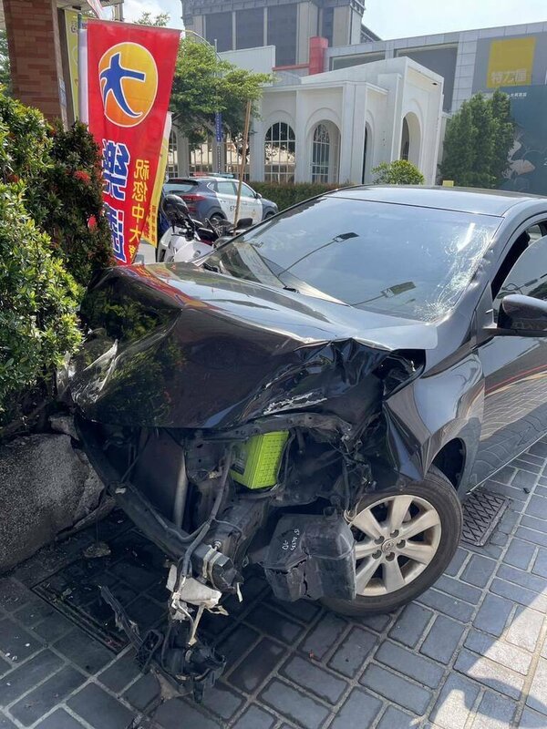 台中市西屯區23日發生死亡車禍，警方表示，王姓男子無照開車，在台灣大道四段與安和路口闖紅燈撞上停等區機車，機車騎士遭撞飛送醫不治，圖為肇事車輛。（民眾提供）中央社記者郝雪卿傳真  114年8月23日   