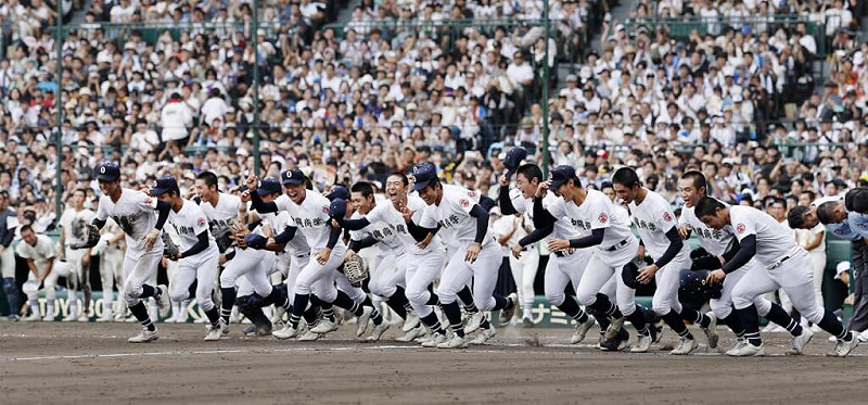 沖繩尚學23日奪得校史首座夏季甲子園冠軍,球員興奮跑進場內慶祝。(共同社)