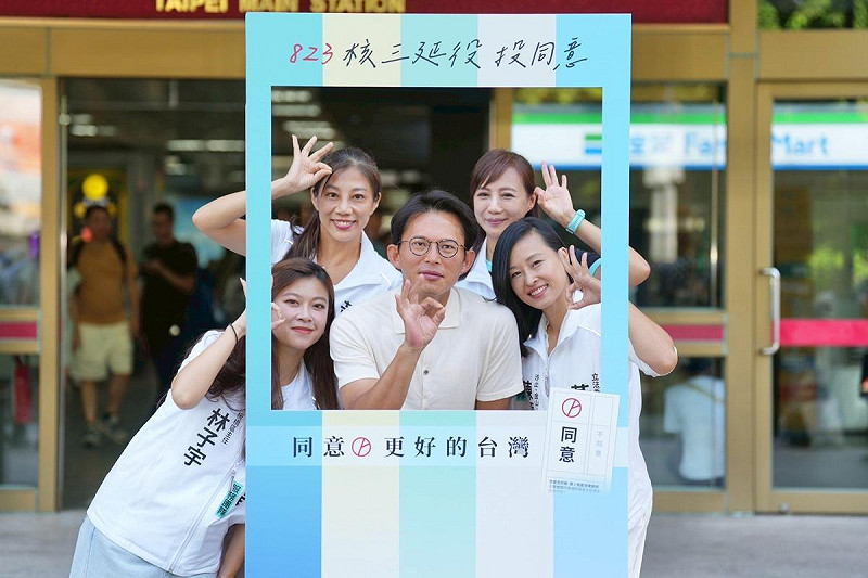 民眾黨主席黃國昌與新北市黃國昌地方黨部主任「四大金釵」林子宇、陳怡君、周曉芸、陳語倢。   圖：民眾黨 / 提供
