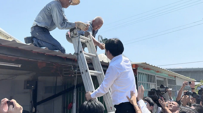 賴清德爬梯子遞水給工班   圖：總統府提供