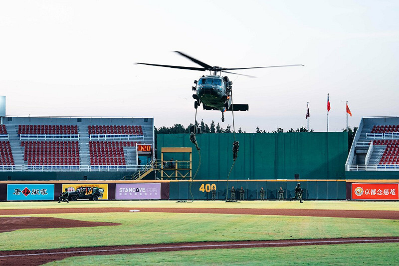 睽違八年,直升機再度震撼現身棒球場!為迎接九三軍人節,陸軍司令部 22 日晚間配合國防部 114 年軍人節系列活動,於樂天桃園棒球場舉辦「敬軍職棒主題賽」開球儀式,結合直升機繩降、無人機空投及跨界合作,場面盛大、震撼全場。 圖:翻攝自X帳號@mna_roc