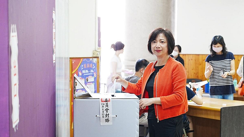 何欣純投下公投票。   圖：何欣純服務處/提供