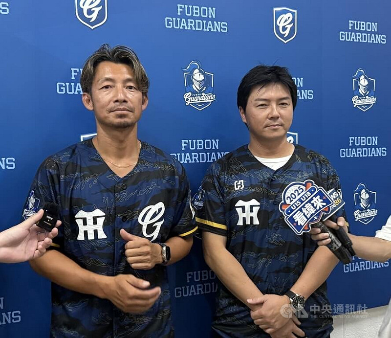 中華職棒富邦悍將隊23日在主場新莊棒球場出賽，特邀日職阪神虎隊人氣OB球星「鐵人鳥谷」鳥谷敬（左）開球。右為悍將副領隊林威助。中央社記者謝靜雯攝  114年8月23日   