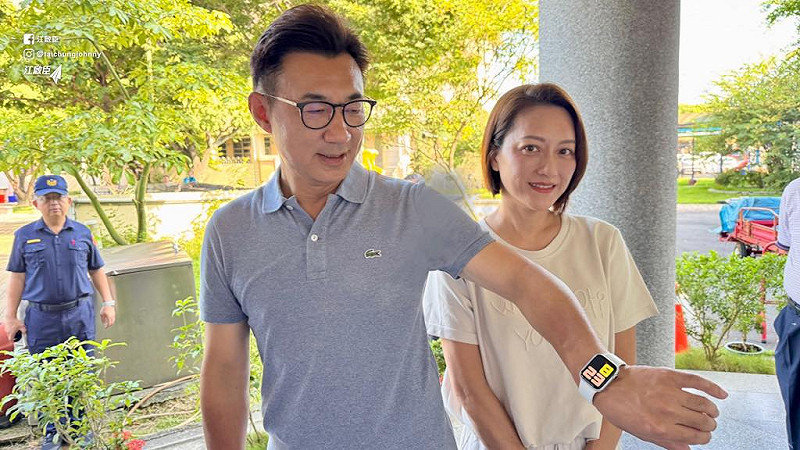 江啟臣上午與太太一同去投票。   圖：江啟臣服務處/提供