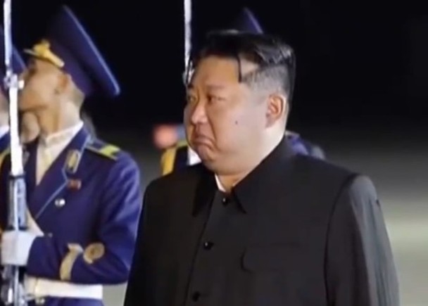 金正恩率領一眾高層官員到機場,迎候在俄作戰犧牲的北韓軍人遺體。他在檢視一具具覆蓋北韓國旗的棺柩時,表情哀痛,甚至幾近落淚。 圖:翻攝自影片