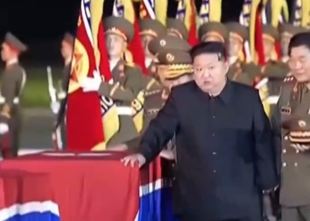金正恩率領一眾高層官員到機場,迎候在俄作戰犧牲的北韓軍人遺體。他在檢視一具具覆蓋北韓國旗的棺柩時,表情哀痛,甚至幾近落淚。 圖:翻攝自影片