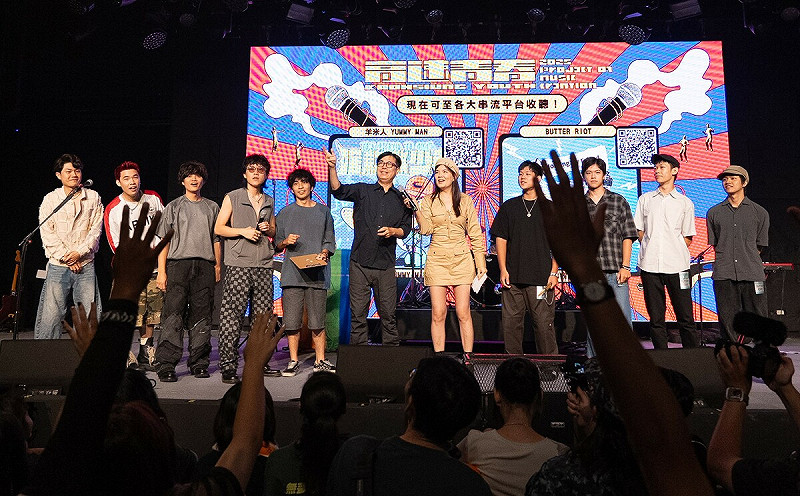 陳其邁(中)上台與兩組培育樂團「BUTTER RIOT」與「羊米人 YUMMY MAN」互動交流。 圖:高雄市青年局/提供