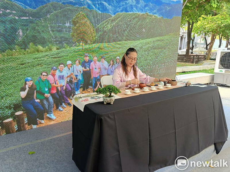 活動開場以品茗文化為題,由阿里山管理處所培力的司茶人依序展演村落精選的特色茶品 圖:唐復年/攝