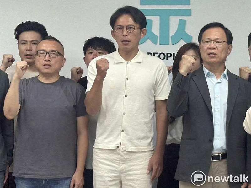 民眾黨主席黃國昌率領黨公職回應823核三延役公投與第二波大罷免結果。   圖：周煊惠 / 攝
