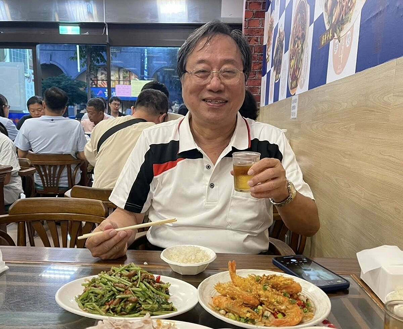 慶祝大罷免 32:0 完封，李來希高興地帶老牌吃熱炒慶祝。   圖 : 翻攝自李來希臉書