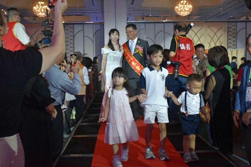 主辦單位安排傑出父親偕家人走紅毯。   圖：孫家銘攝
