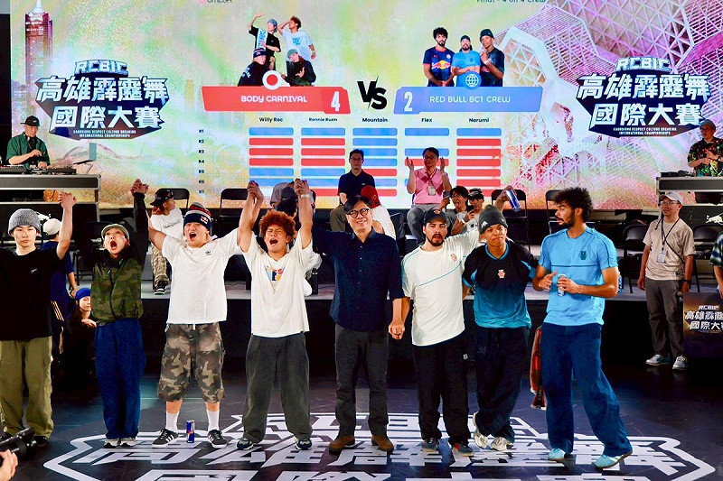 陳其邁(右四)前往苓雅運動中心觀賽，並於決賽後舉起優勝者之手。   圖：高雄市政府/提供
