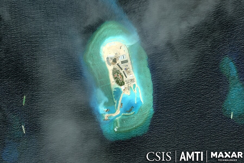 衛星圖像顯示，越南今年初以來在南沙群島8個島礁開始進行填海造陸擴建工程。（圖取自x.com/AsiaMTI）   
