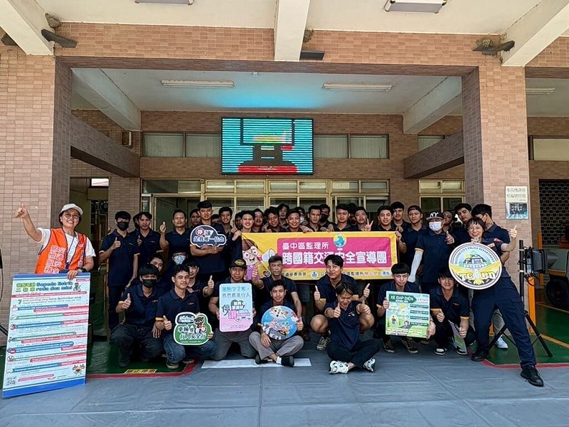 台中市警察局24日公布，1月到7月外籍人士交通事故1010件，為確保外籍人士安全使用道路，日前會同台中區監理所前往多家僱用外籍移工公司宣導交通安全，提醒遵守交通安全規則，騎乘時注意路況。（警方提供）中央社記者郝雪卿傳真  114年8月24日   