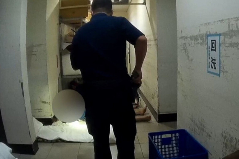 桃園市警局桃園分局表示，員警24日凌晨巡邏時，發現一名男子看到警車後竟躲入汽車旅館員工休息室，對於警方叫喚竟裝睡不予理會，最後更出示他人居留證企圖矇混過關，但仍遭員警識破是逃逸逾11年半移工，後續將依規定移送移民署專勤隊收容。（桃園市警局桃園分局提供）中央社記者吳睿騏桃園傳真  114年8月24日   