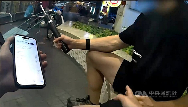 美籍男子普格米爾（Jacob Pugmire）因案遭通緝，新北市淡水分局員警22日發現他正在直播，循線越區至台北市忠孝東路將人逮捕歸案。（翻攝照片）中央社記者王鴻國傳真  114年8月24日   